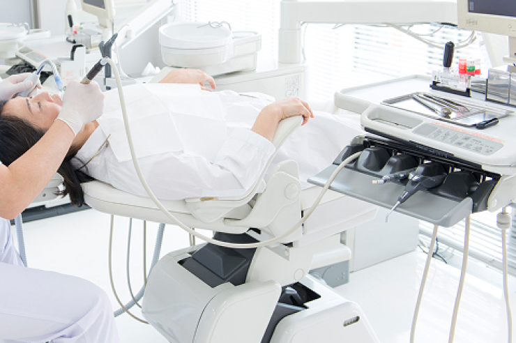 日本口腔インプラント学会所属の院長が診療